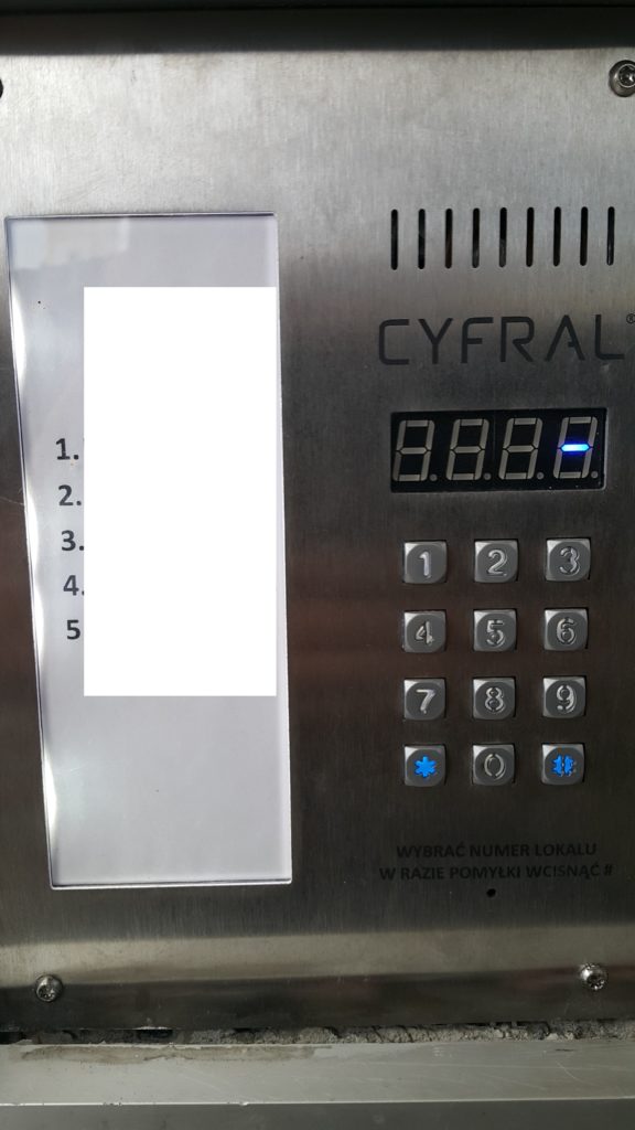 Panel cyfrowy CYFRAL domofonu w bloku