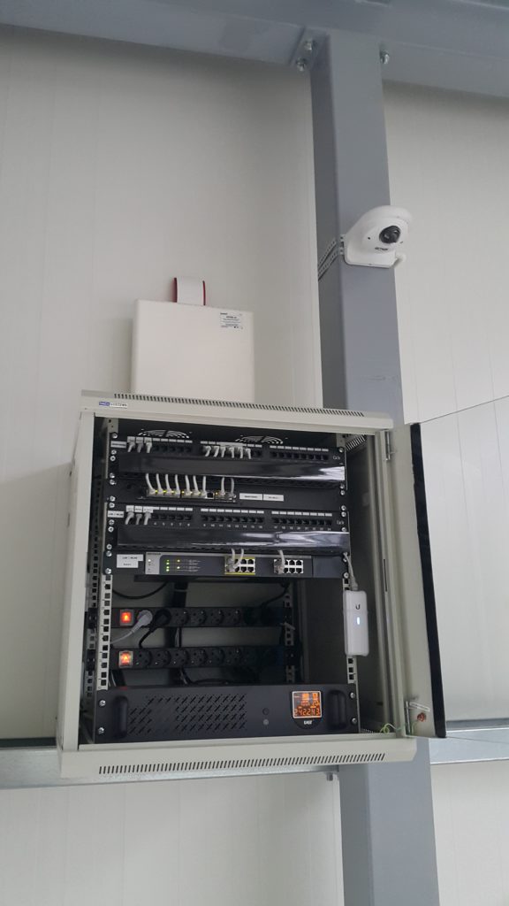 Szafa RACK z monitoringiem i siecią LAN i system alarmowy