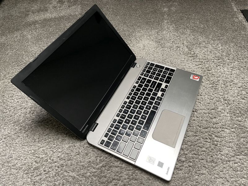 Laptop poleasingowy THOSIBA Satellite E55 15” i5 12GB RAM 256GB SSD Windows 10.jpg